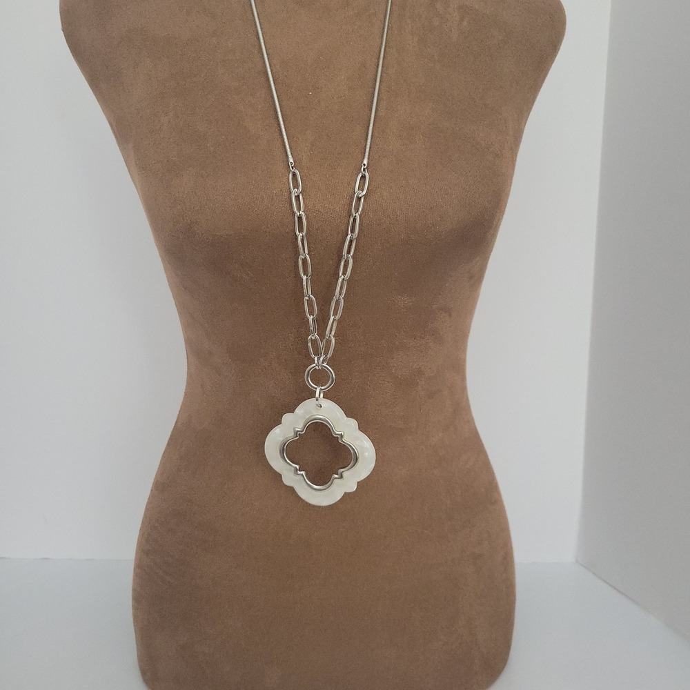 1946 Jewelry Co Silver Tone White Resin Quatrefoil Pendant Necklace 30 in Preppy